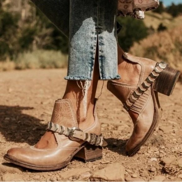 freebird Shoes - Free Bird NEW "Blade" Leather Western Bootie Taupe Cut out Shoe Size 7